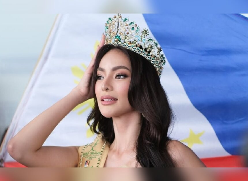 **ESTILO 3 – Palabra clave inicial** 
**TRIUNFA**: Filipina Emma Tiglao gana corona de Miss Grand International 2025 en Bangkok