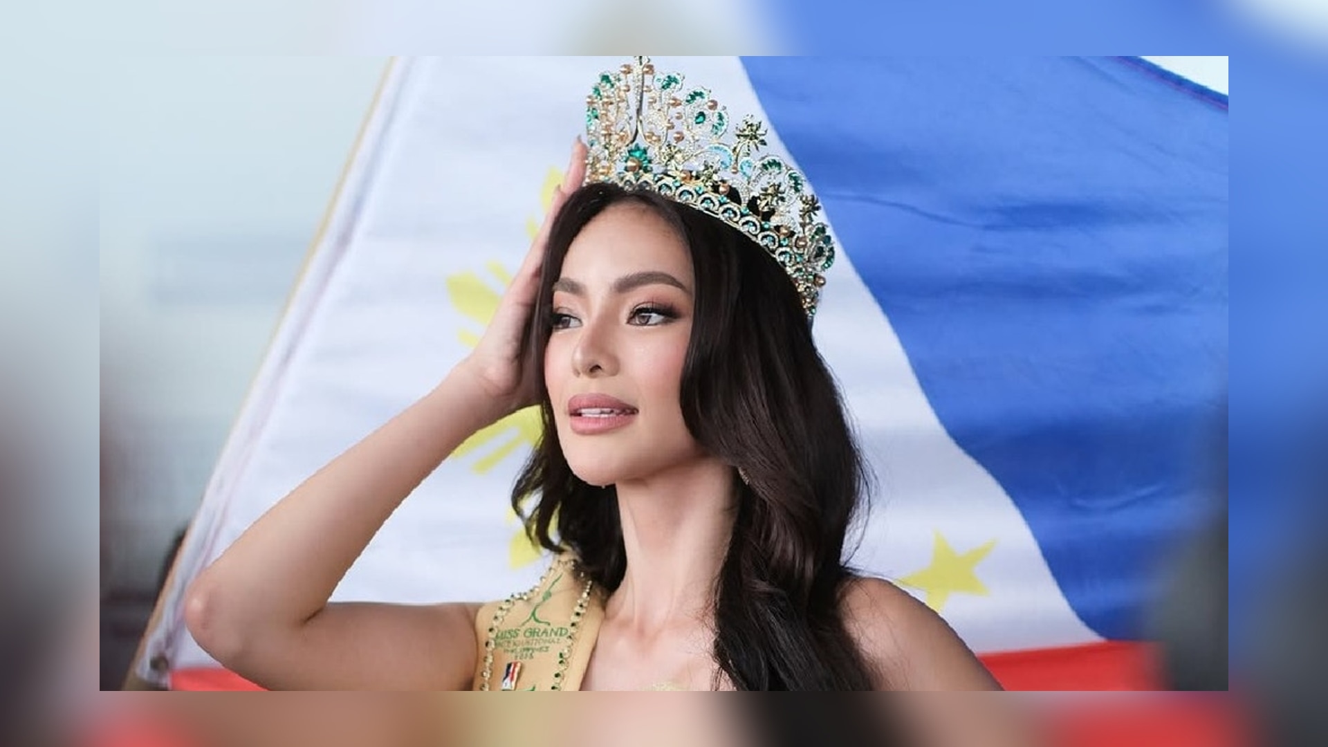 **ESTILO 3 – Palabra clave inicial** 
**TRIUNFA**: Filipina Emma Tiglao gana corona de Miss Grand International 2025 en Bangkok