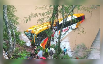 Bus interprovincial se despista y cae de puente a río en San Martín: más de 30 heridos, algunos graves
