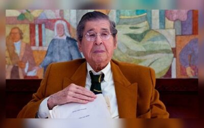 Alfredo Bryce Echenique entrega el manuscrito de ‘Un mundo para Julius’ al Instituto Cervantes