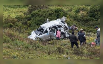 Huancavelica: Un fallecido y OCHO docentes heridos tras caída de miniván a abismo