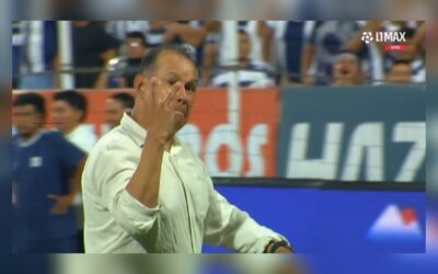 Juan Reynoso responde abucheos de hinchas de Alianza Lima con gesto polémico hacia la cancha de Matute