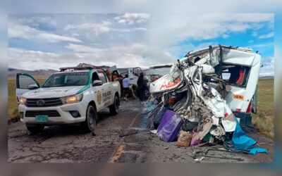 Nueve personas fallecen en choque entre miniván y tráiler en Arequipa-Puno